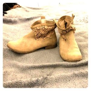 Beige shooties